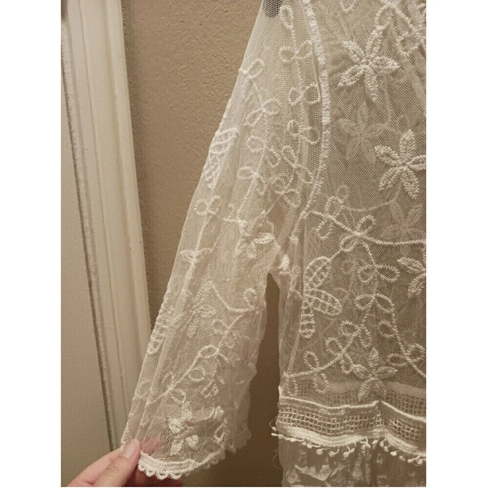 Floral Pattern Lace Swimsuit Coverup In White - Picture 11 of 12